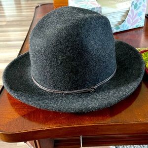 Wool fedora hat for both men and women. Warm for the winter time.